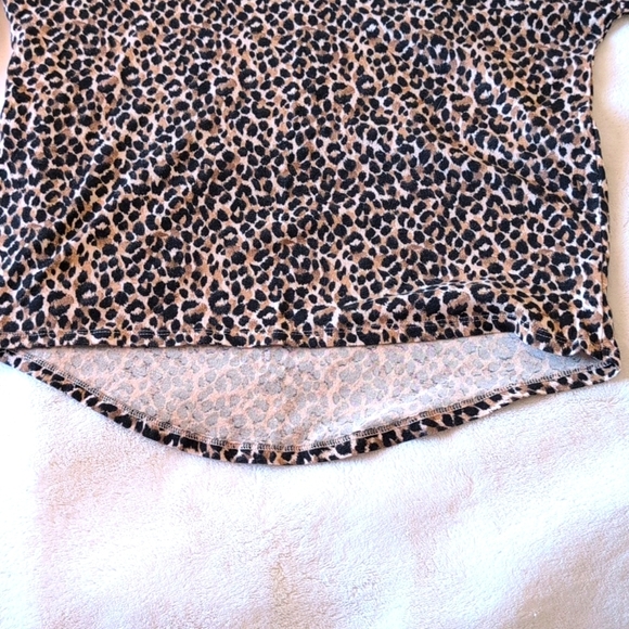 Old Navy Girls Leopard Print Mid Length Sleeve Tee in Black and Tan - Picture 7 of 9